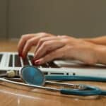 Quem paga o exame demissisonal?puter and green stethoscope near